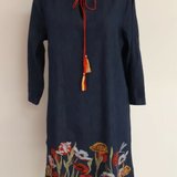 Rochie din denim culoarea bleumarin cu broderie florala colorata